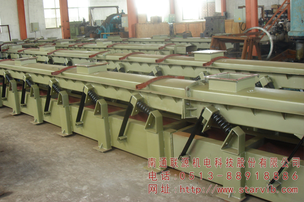 SZF慣性振動(dòng)熱料輸送機